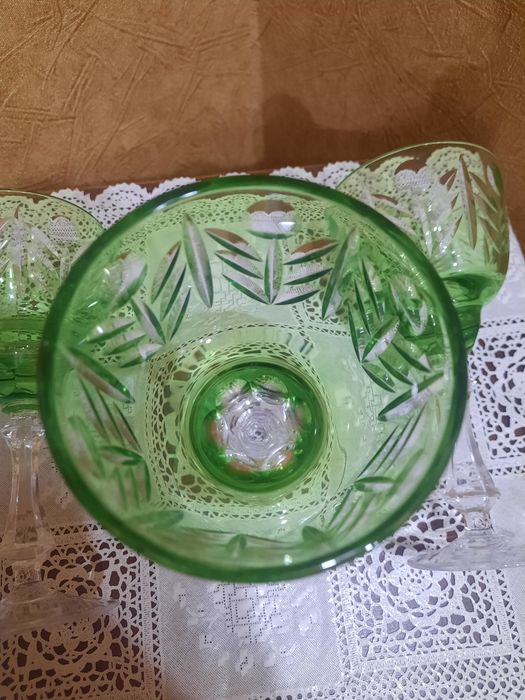 Красивые изумрудные фужеры на фигурной ножке. Цветной хрусталь. Герман
