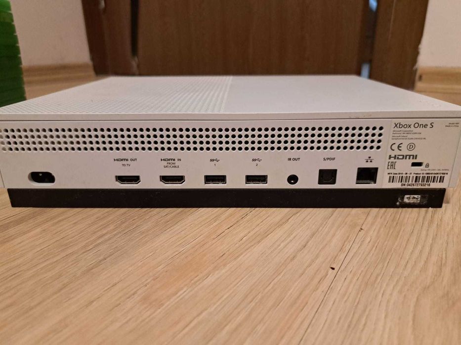 XBOX ONE S (+un controler și 12 jocuri)