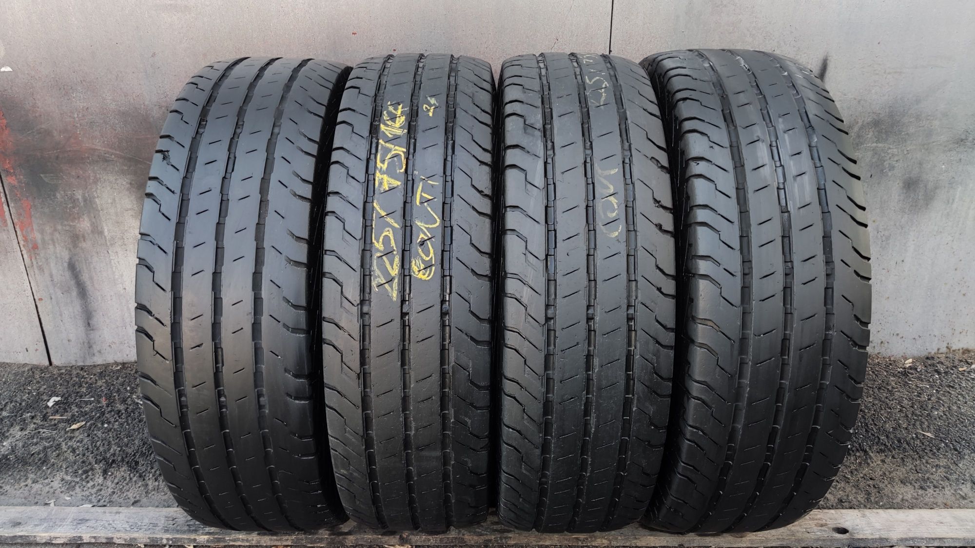 4бр. летни бусови гуми 225/75/16C , Continental Van Contact 100 
dot 1