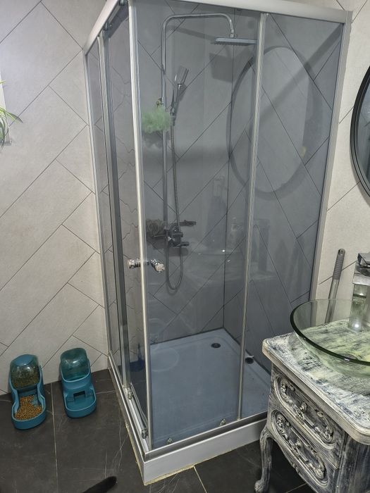 Cabina dus cu cadita