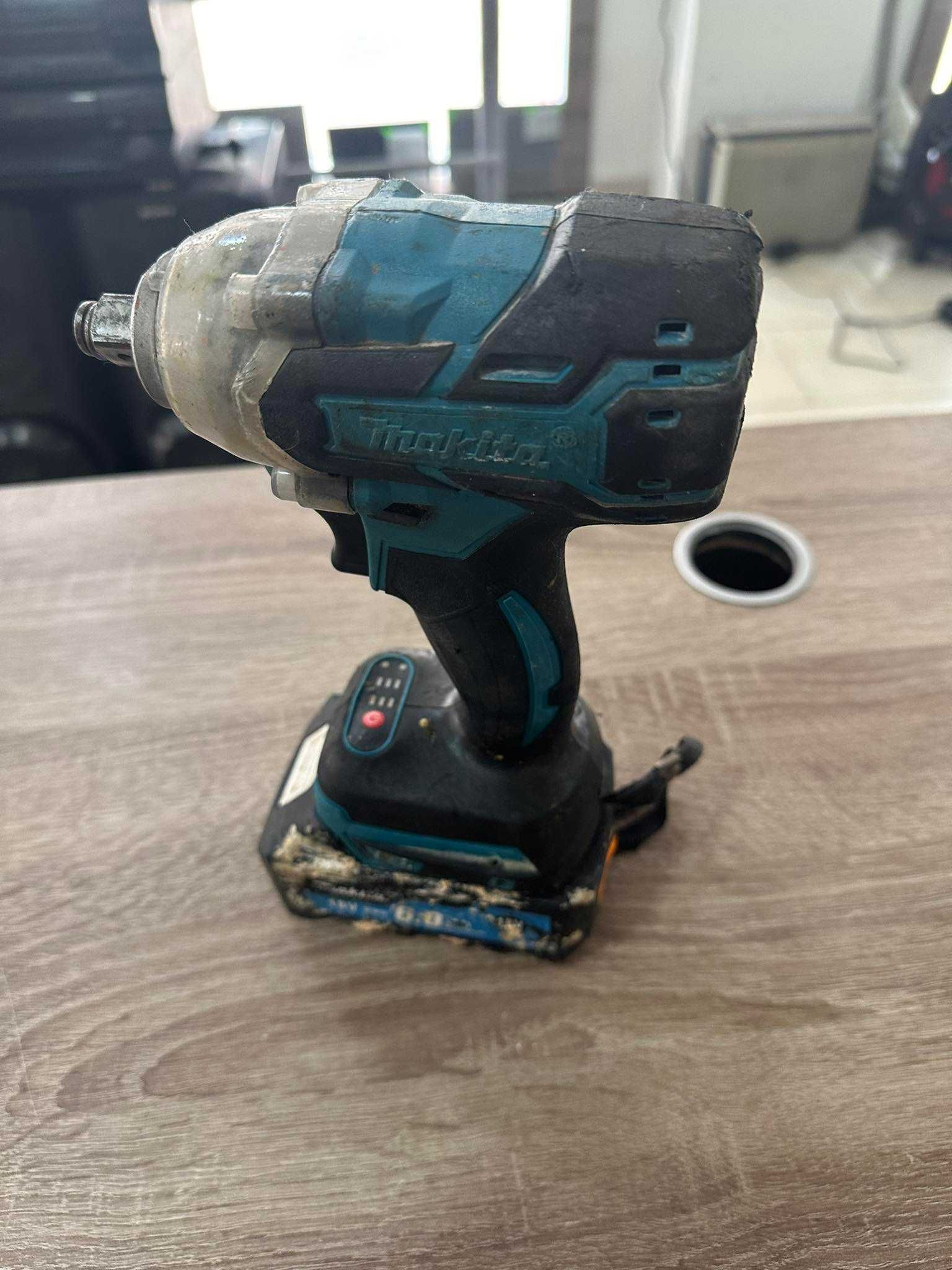 Продавам Makita гайковерт със батерия 18v 6.0ah