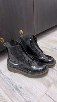 ghete Dr. Martens din piele lacuita