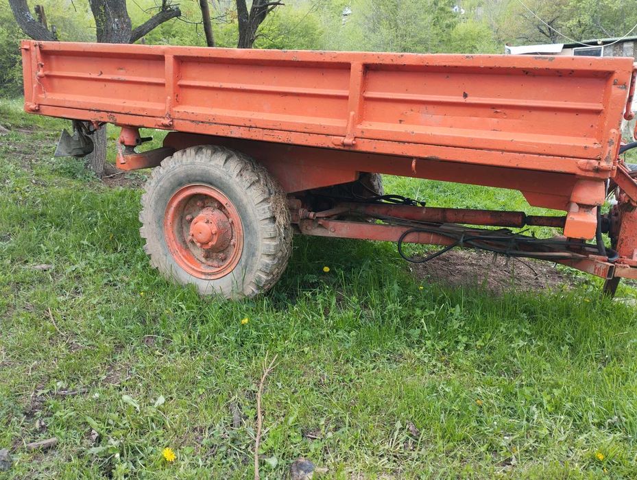 Vând remorca cu tracțiune basculare trilaterala