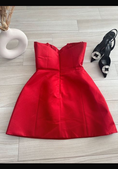 Rochie scurtă de ocazie roșie cu umerii goi(model Zara, ASOS)