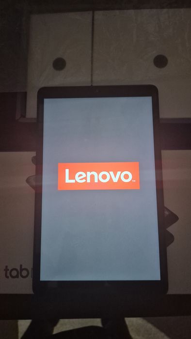 Vand tabletă Lenovo tabm8hd  nouă