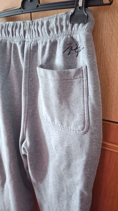 Vând pantaloni Jordan