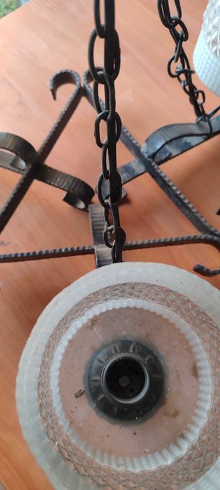 Продавам два броя полюлеи от ковано желязо.