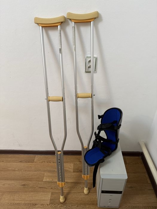 Костыли и ортопед для ноги