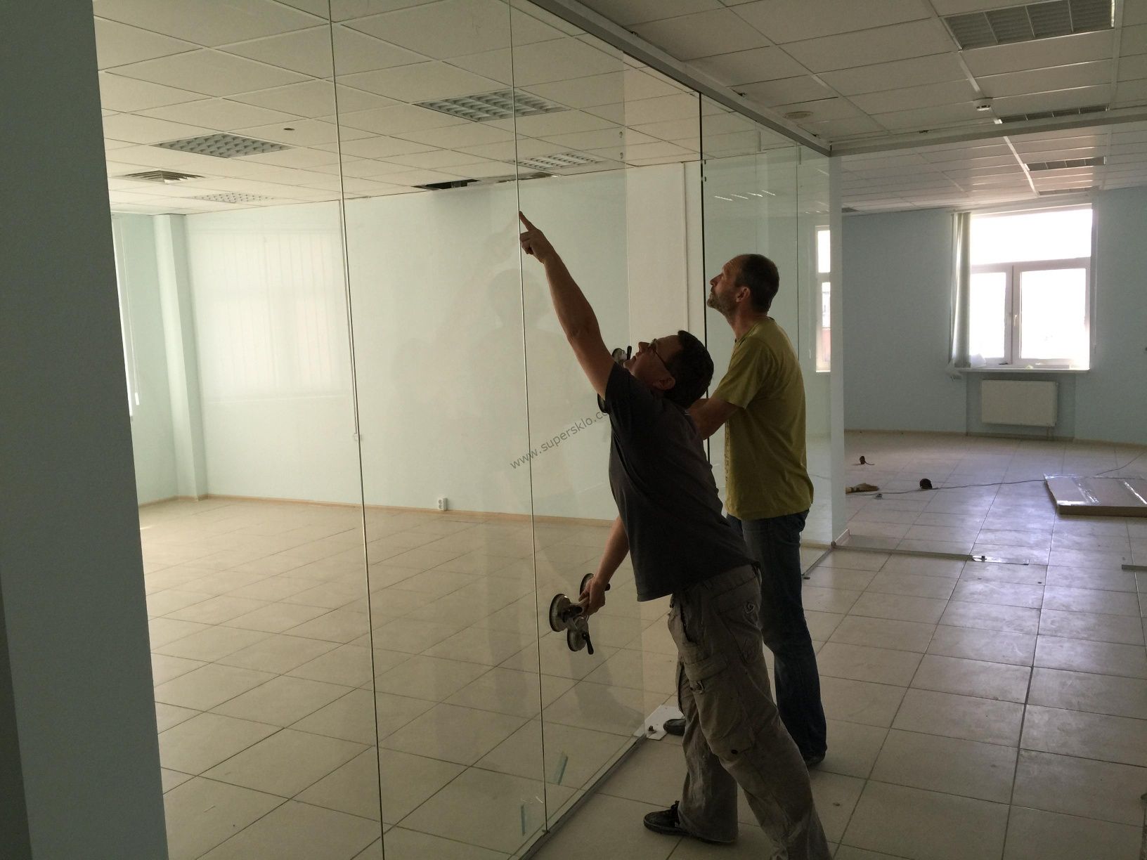 Регулировка ремонт стеклянных дверей форточек мехонизмов и помпы