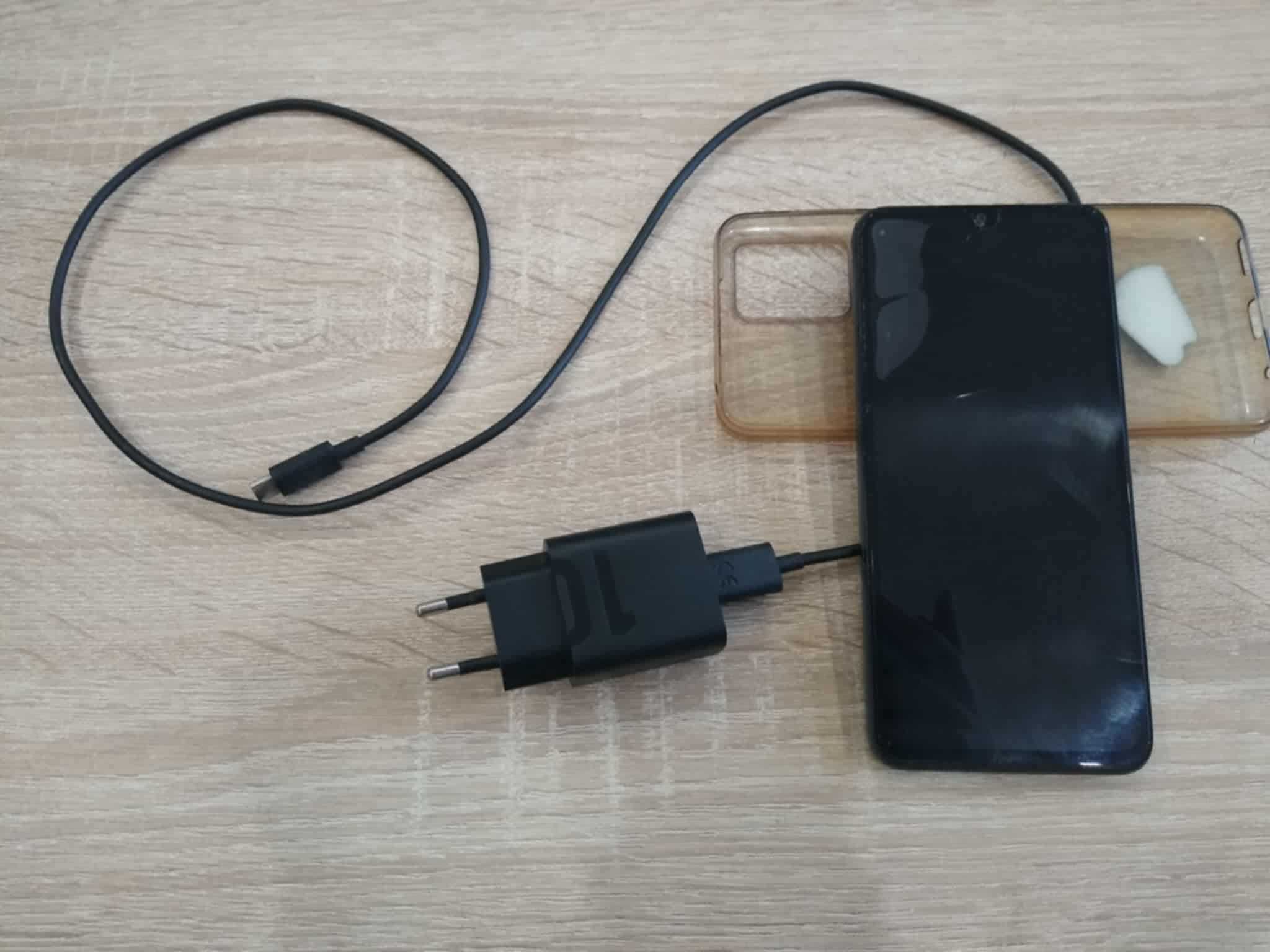 Motorola E13 дву-симов