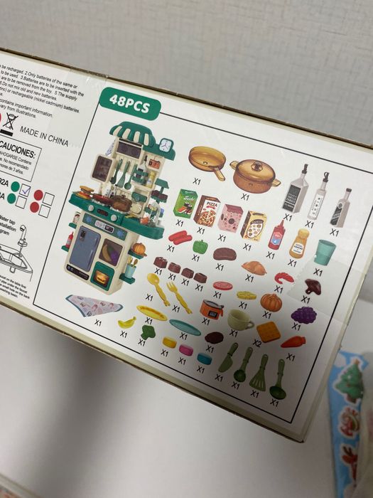 Кухня със светещи котлони, пара и мивка с течаща вода