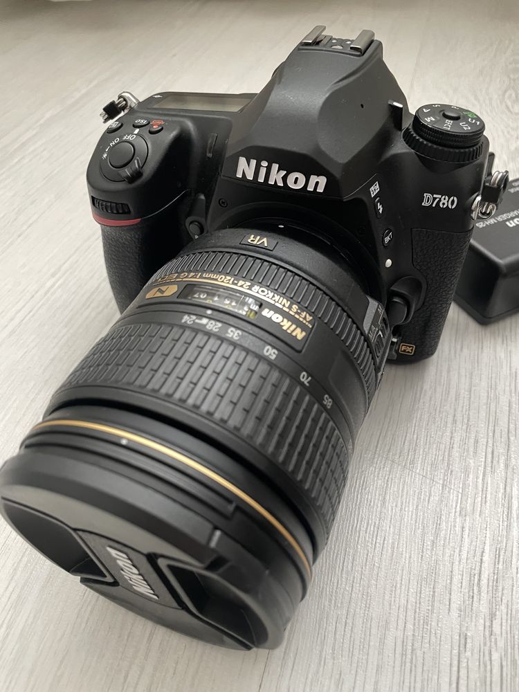 Aparat foto DSLR Nikon FX D780 kit cu obiectiv 24-120mm f4 G VR NOU