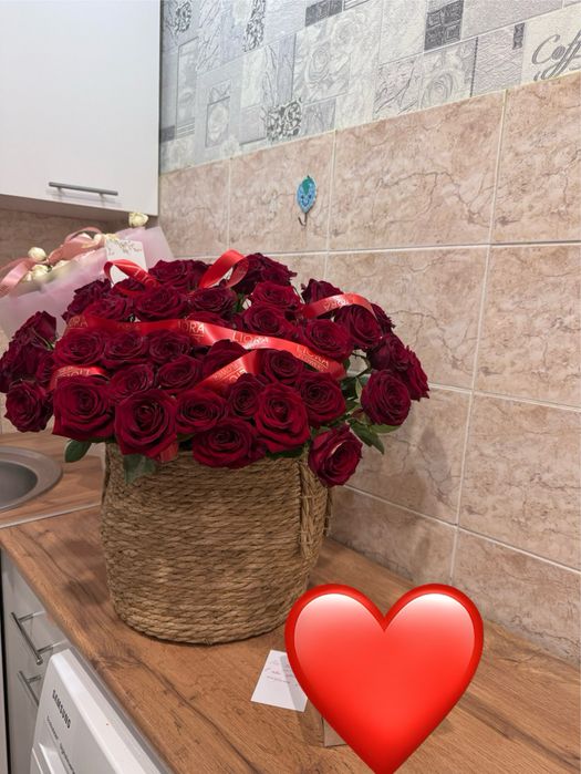цветы на карзине красные розы