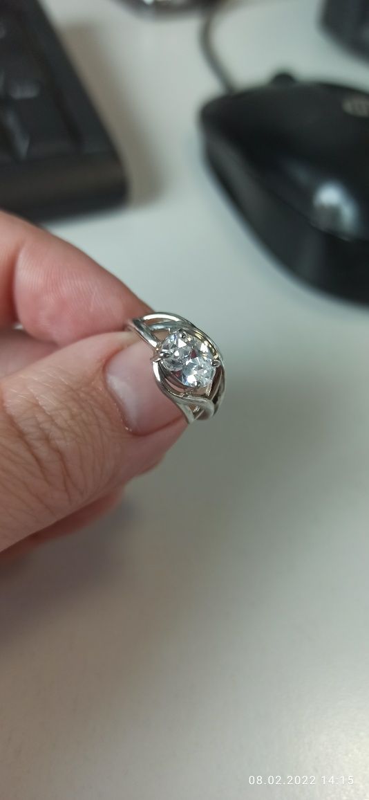 Продам серебряное кольцо с цирконом