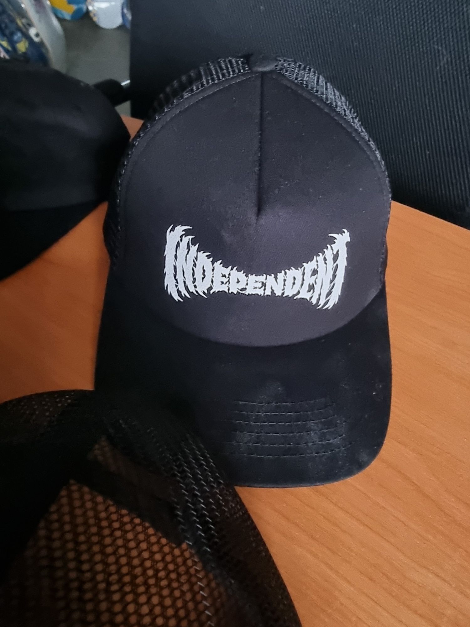 Скейтборд шапки на INDEPENDENT
