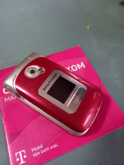 Vând telefon Sony Ericsson Z530i de Colecție, Pasionați sau Piese