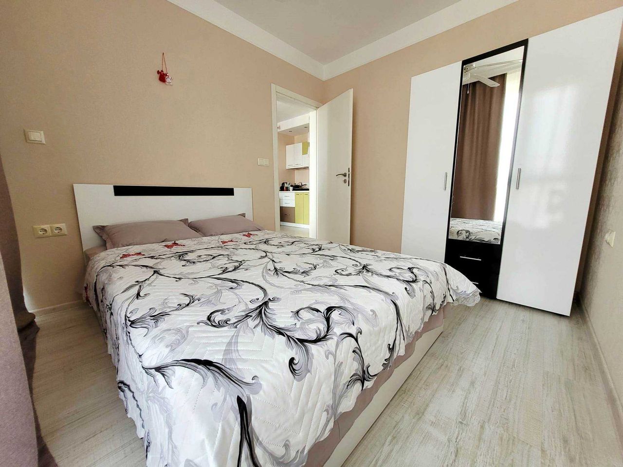 Продава се Двустаен апартамент в к.к. Слънчев бряг - 46 кв.м за 1631 €/кв.м - Снимка #4