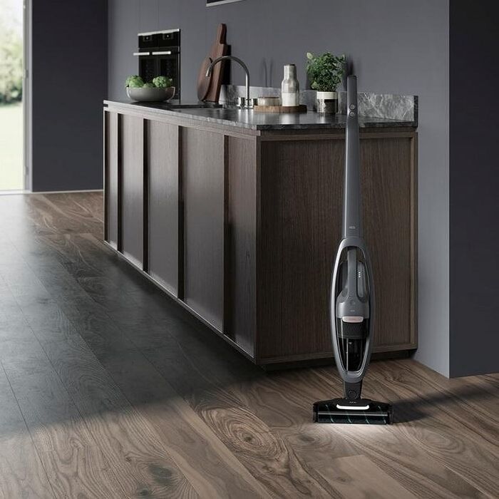 Вертикална прахосмукачка AEG QX8-2-PANI***