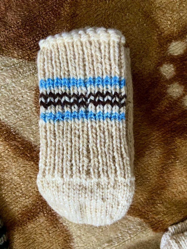 Вълнени ръчно изплетени чорапи