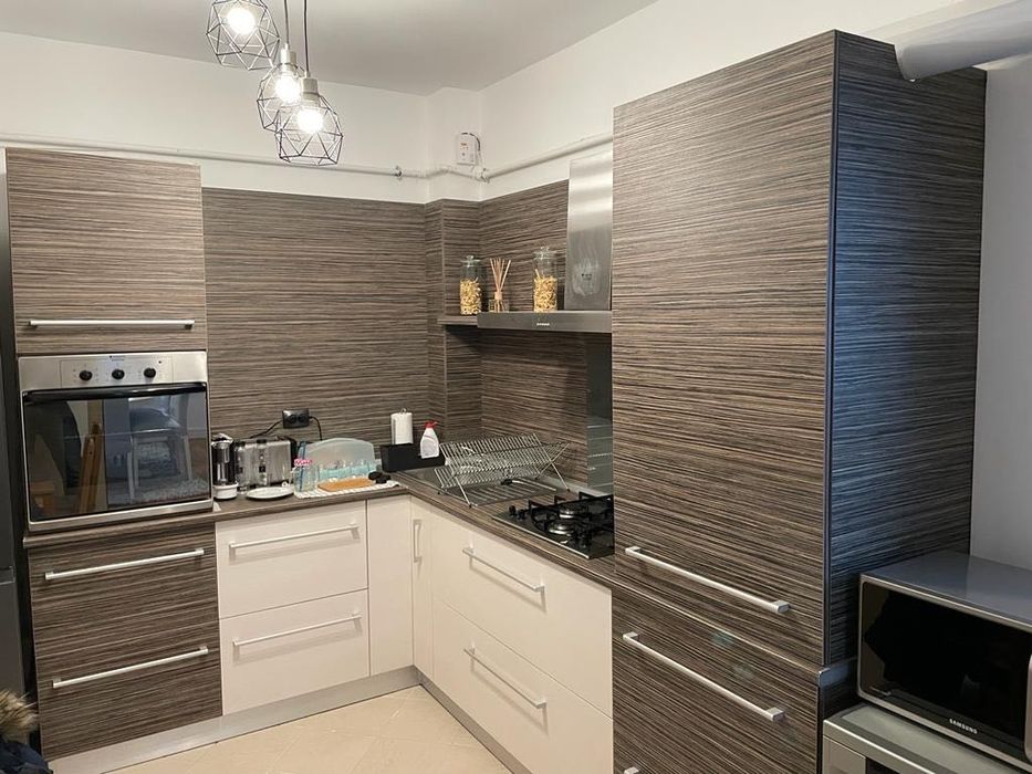 Mobilă bucătărie și electrocasnice