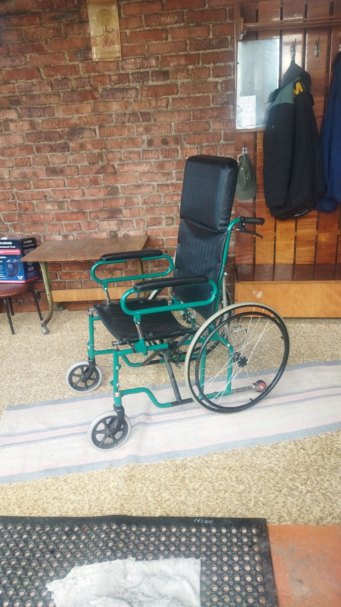 Кресло-коляска с ручным приводом для передвижения больных.