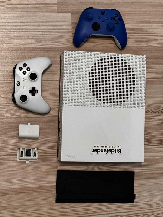 Xbox One S All Digital Edition + 2 Controllere + alte accesorii