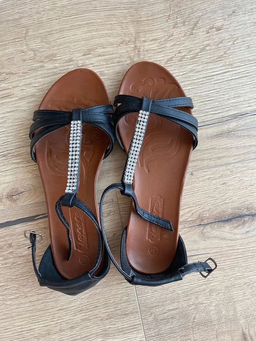 Черни сандали за лятото