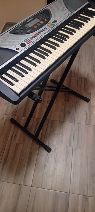 Vând orgă Yamaha psr240