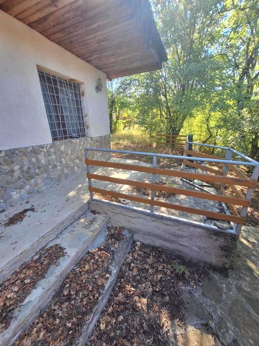 Парцел с постройка в село Кошарица