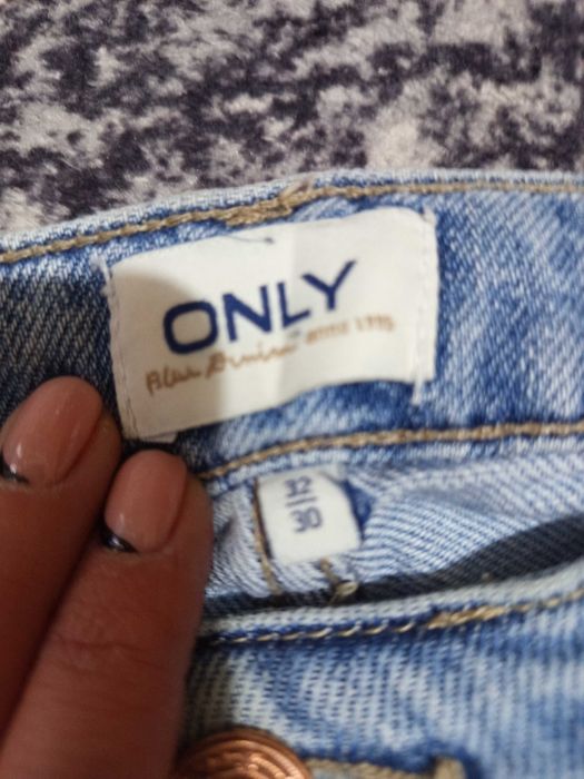 Дамски дънки с накъсан ефект