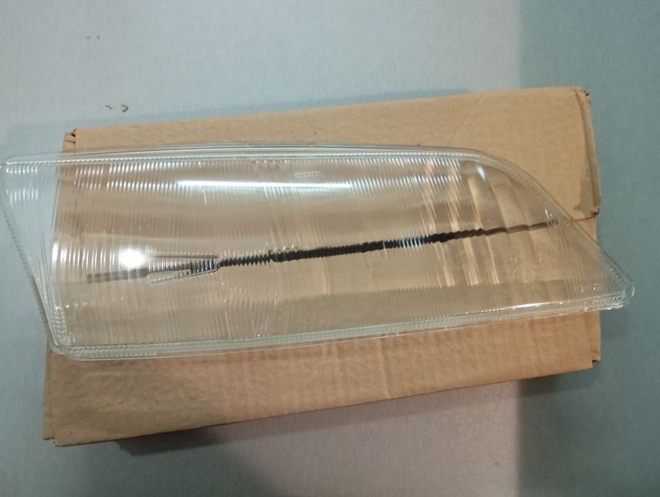 Стекло передней фары на Ниссан примера Р11