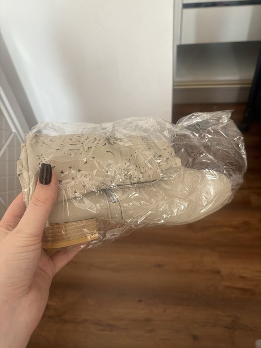 Cizme bej noi cu eticheta 40 marime