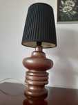Lampă vintage de masă cu picior ceramic și abajur plisat – stil retro