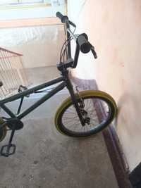 Bicicleta de tip BMX