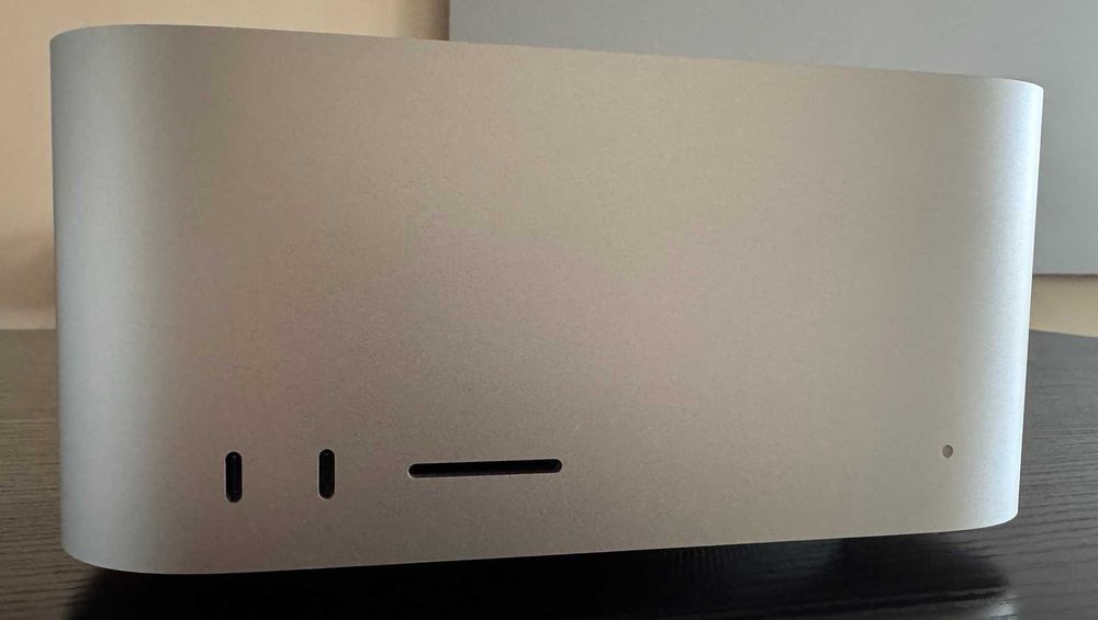 Apple M1 Studio Max 10-core CPU, 24-core GPU, 32GB RAM, 512GB SSD