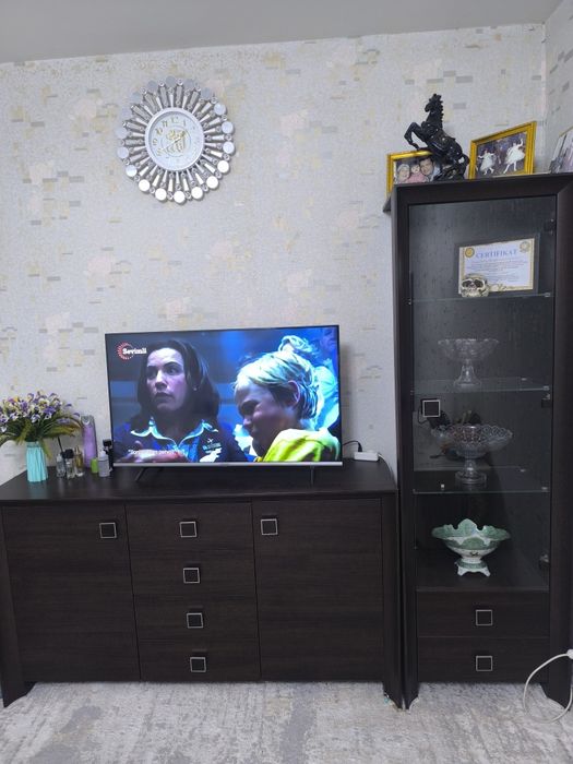 Витрина  шкаф. Полшаники. Холати жуда яхши.