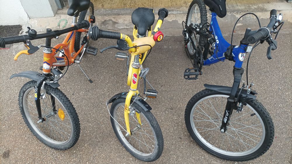 De vânzare trei biciclete