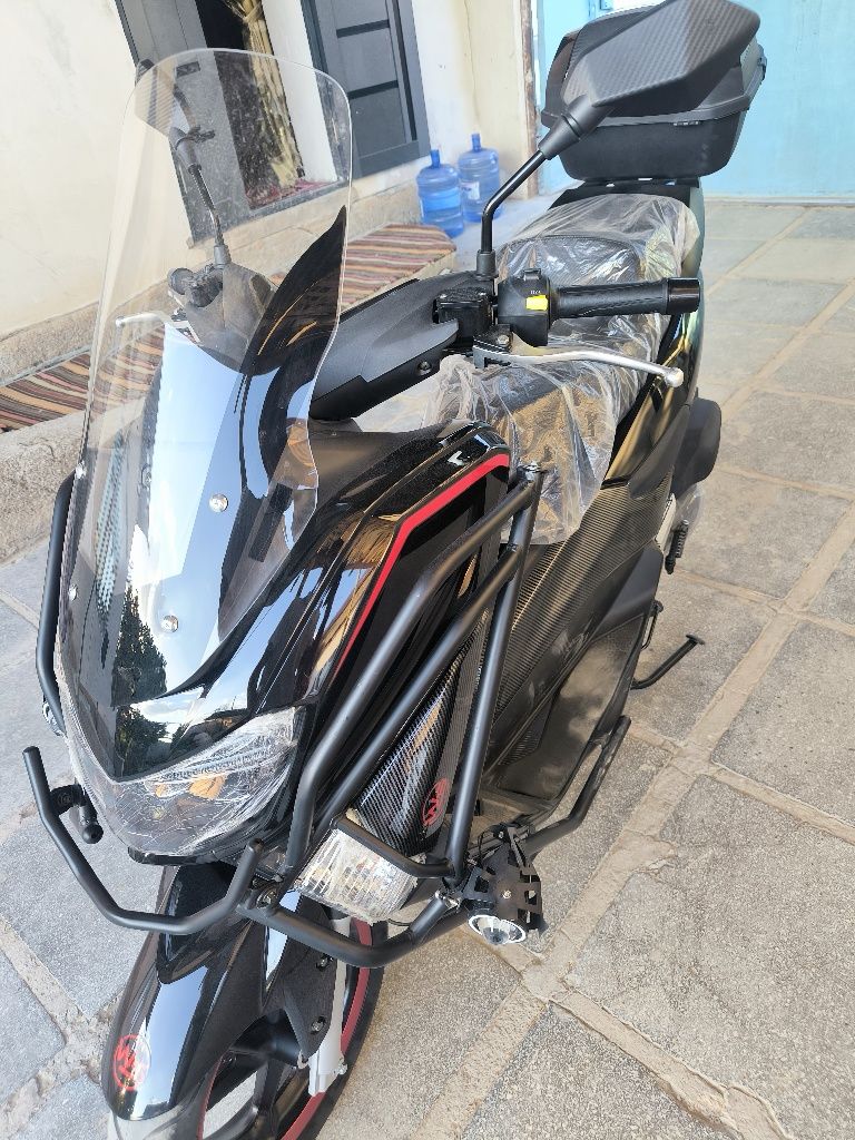 N Max skuter yangi hali