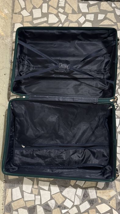 Чемодан пластиковый на молнии