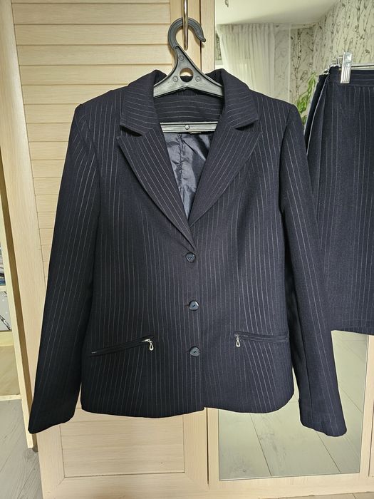 Женский офисный костюм темно-синего цвета, 44 размер