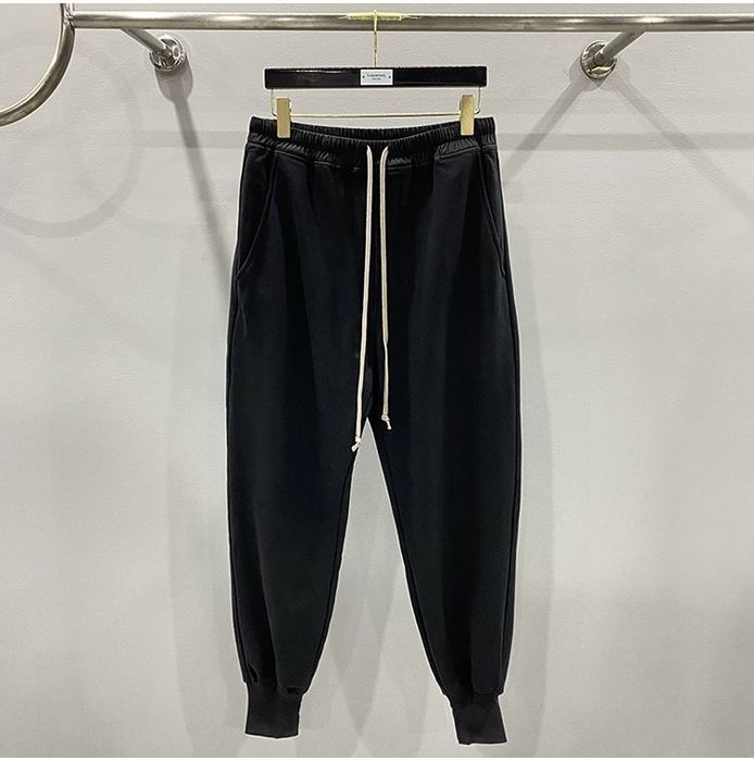 Pantalonii de barbati cu snur