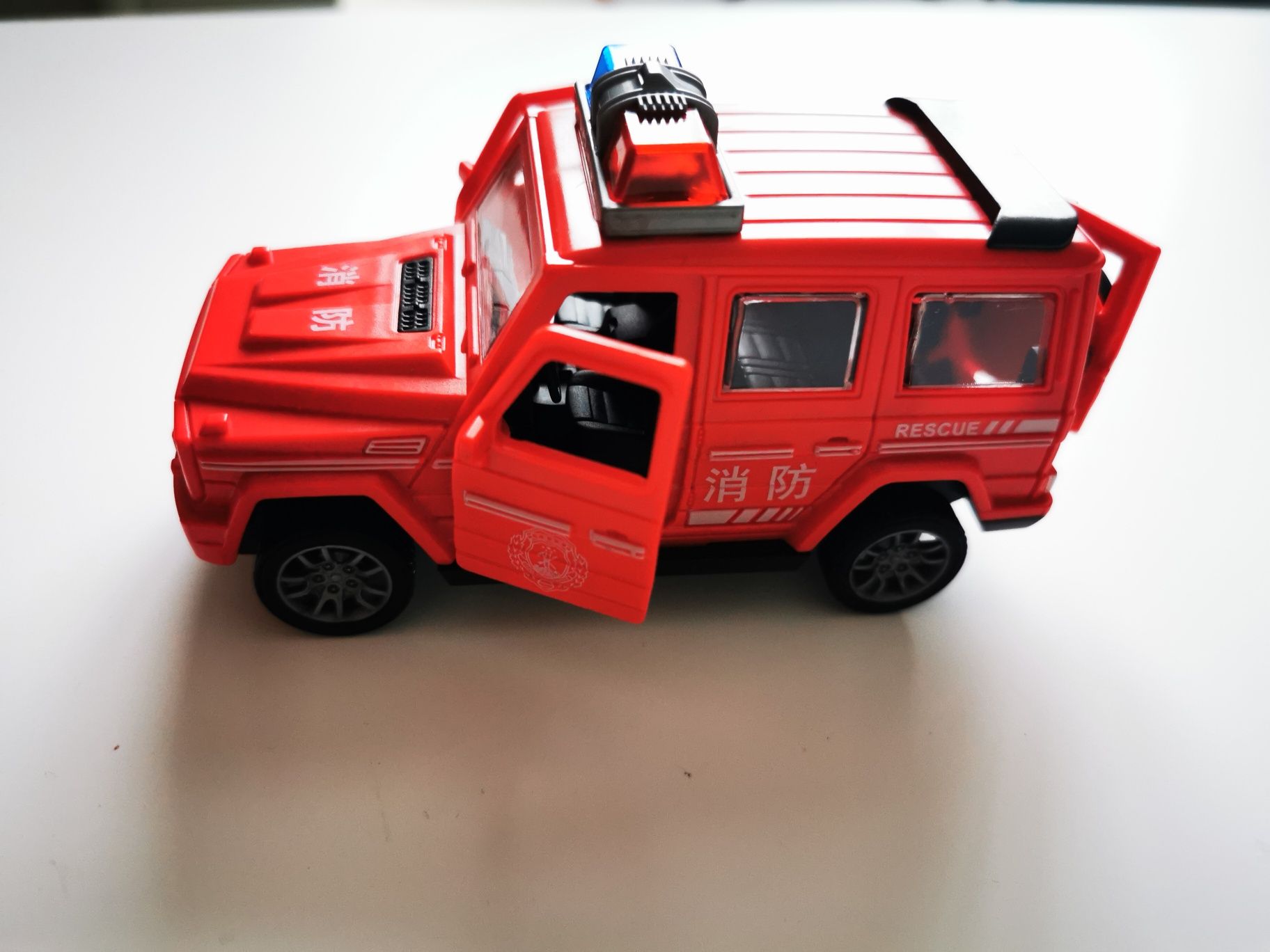 Mașinuță de jucărie rosie (pompieri)