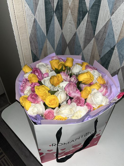 продается цветные розы