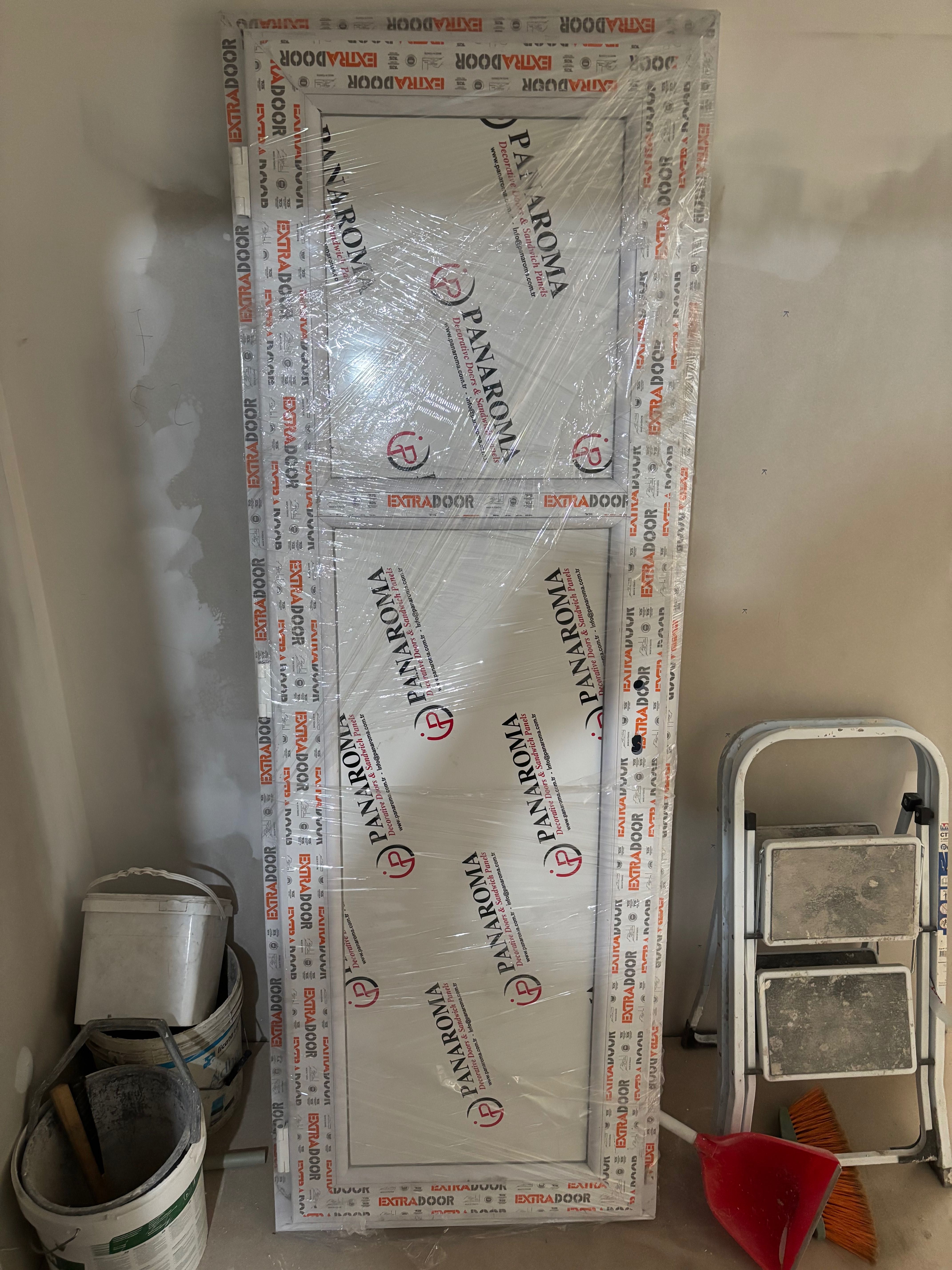 PVC Врата  със  всичко не опходимо към нея  комплект