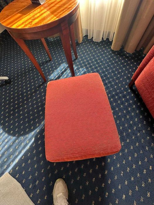 Fotoliu cu taburet tapițat