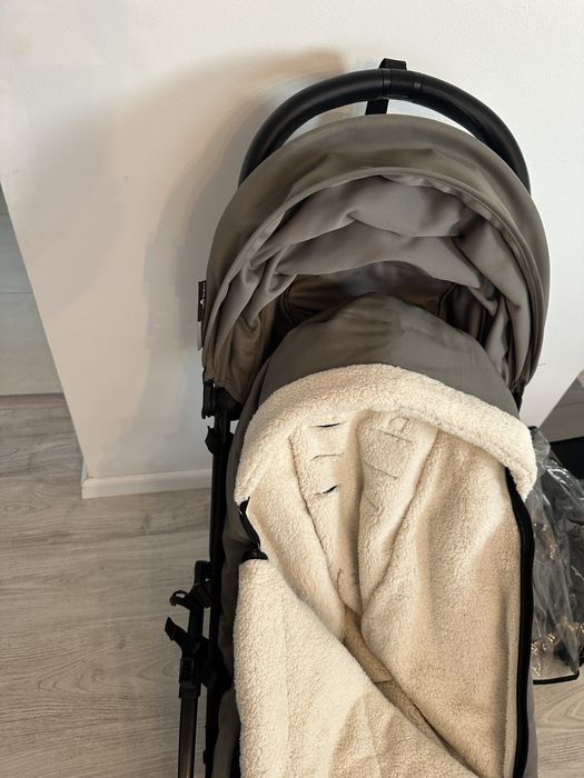 Carucior Babyzen YOYO2 complet cu landou si accesorii originale