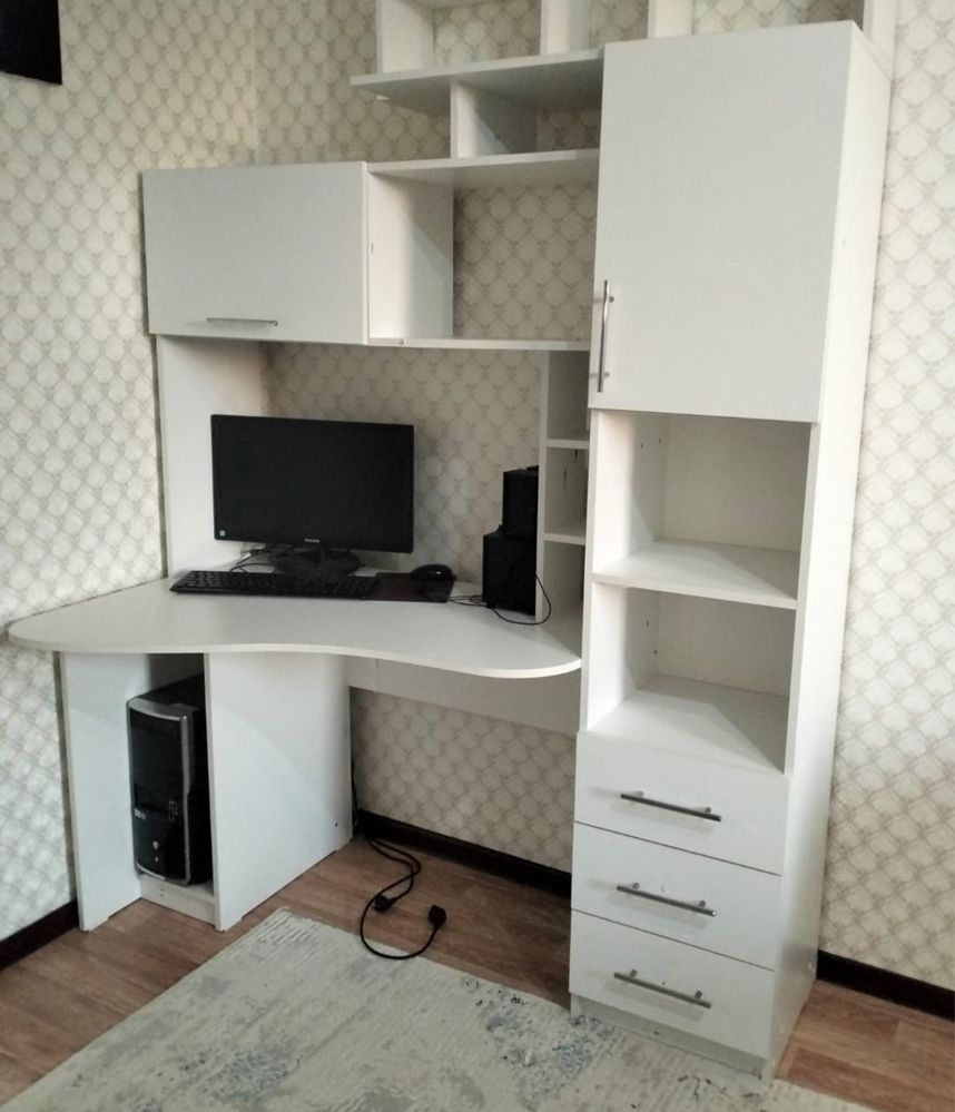 Продаем стол со стульями и компьютерный столик