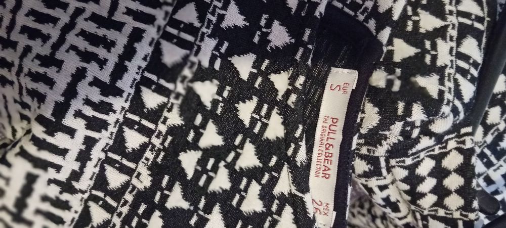 Vand rochii mărimea S  100 lei toate