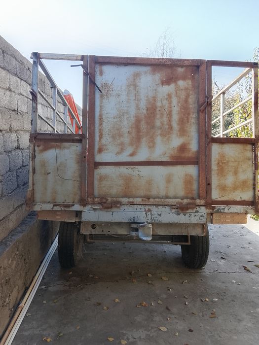 Yuk va mol tashiydigan arava.