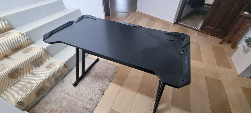 Vand birou gaming cu led